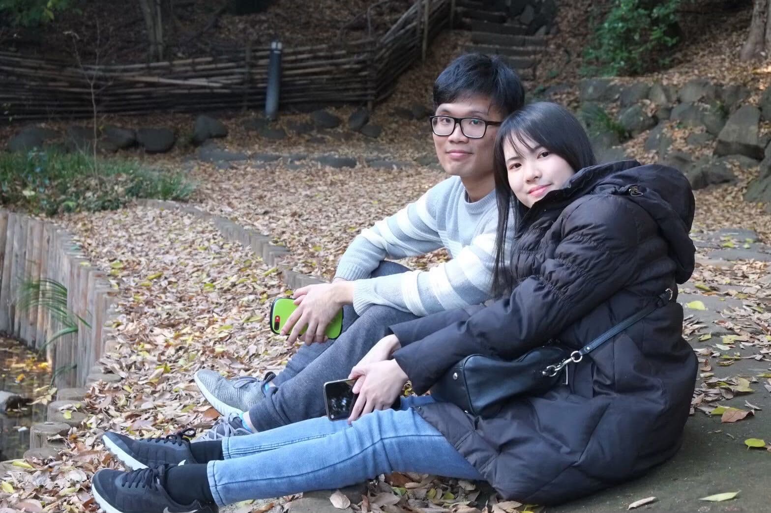 คู่บ่าวสาวนั่งเล่นในสวน