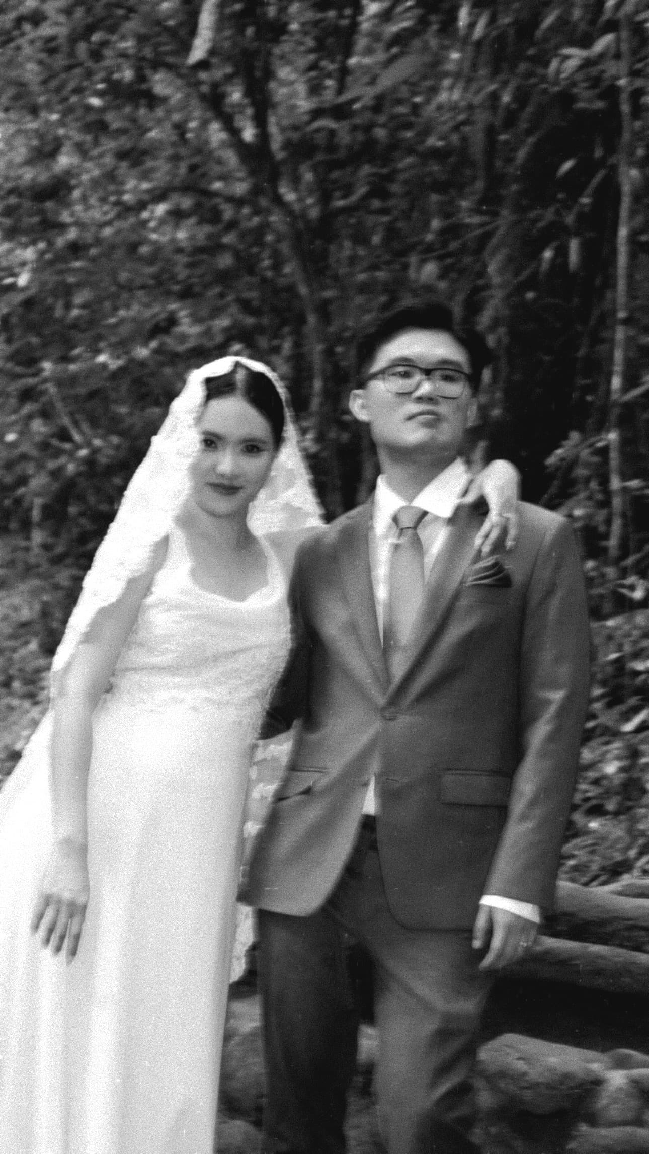 คู่บ่าวสาวถ่ายภาพในป่า